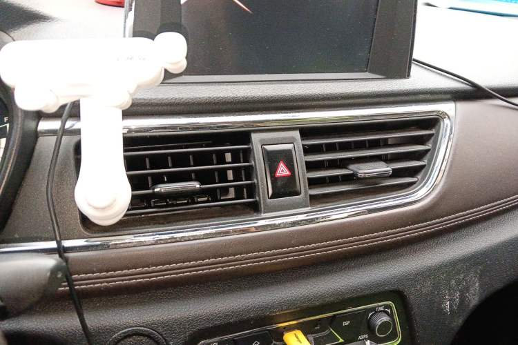 Used Dongfeng Fengon 370 2018 S370 1.5L CVT Luxury 7-Seater Audio And AC Panel