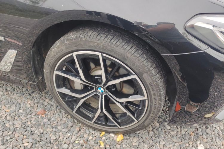 Used BMW 5 Series 2022 Second Facelift 530Li Luxury Version M Sport Package Right Front Wheel Hub