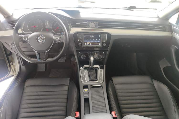 Used Volkswagen Magotan 2017 330TSI DSG Leading Model Center Console