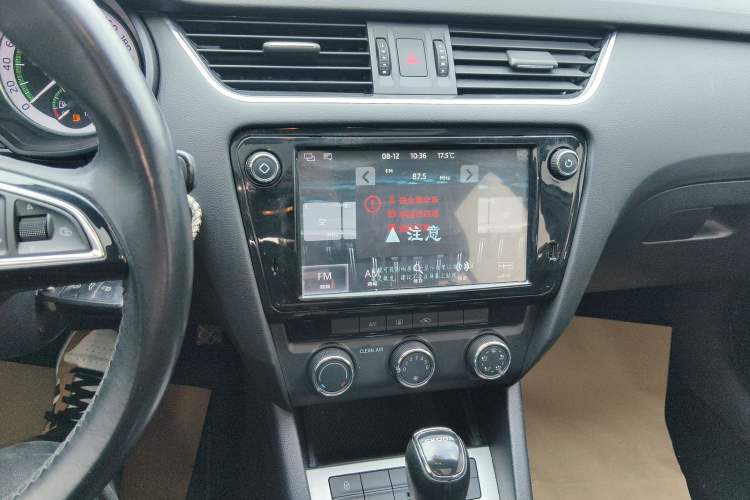 Used Skoda Octavia 2018 1.6L Automatic Luxury Edition Audio And AC Panel