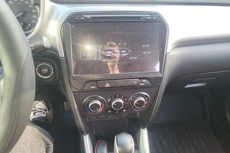 Used Suzuki Vitara 2016 1.4T Automatic Two-Wheel Drive Elite Model Audio And AC Panel