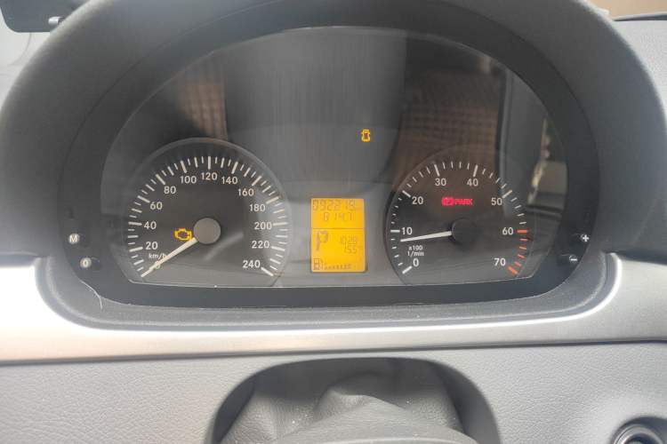 Used Mercedes-Benz Vito 2011 2.5L 7-seater executive version Odometer Close Up