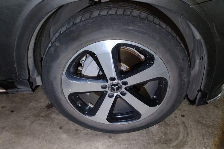 Used Mercedes-Benz GLC 2018 GLC 260 4MATIC Luxury Model Right Front Wheel Hub