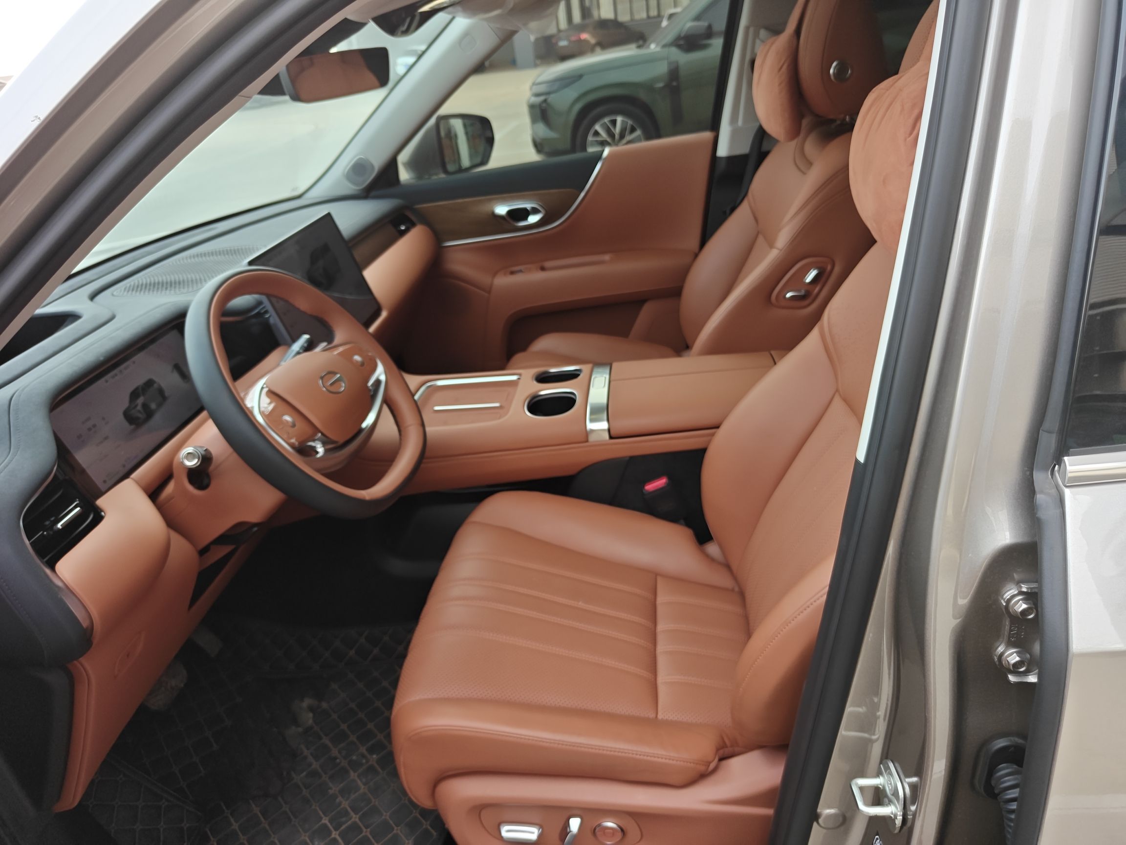 المقاعد الأمامية داخل السيارة