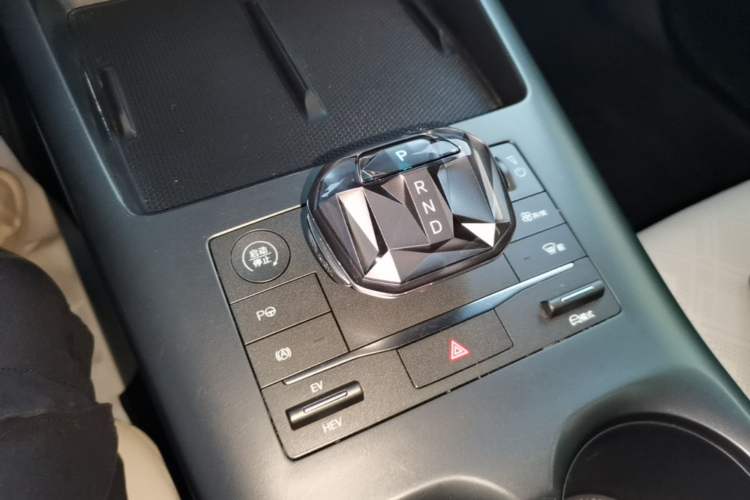 Used BYD Qin PLUS 2025 DM-i Smart Drive 120KM Superior Model Gear Lever