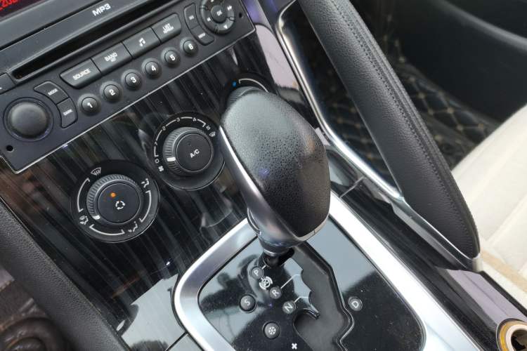 Used Peugeot 3008 2015 1.6THP Automatic Classic Edition Gear Lever