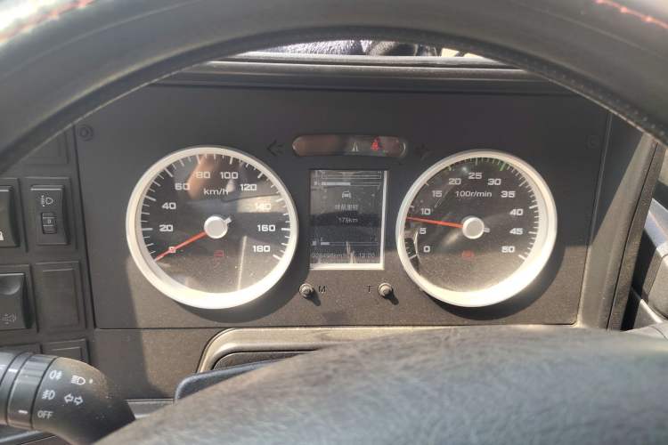 Used Iveco Daily 2021 2.5T A35 M1 Passenger Van 5-9 Seater Short Wheelbase Mid-Roof Design Dual Tires Side Sliding Door