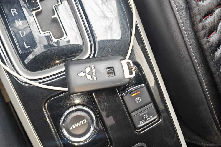 Used Mitsubishi Outlander 2019 2.4L 4x4 Zhi Xiang Edition 5 Seats China VI Standard
