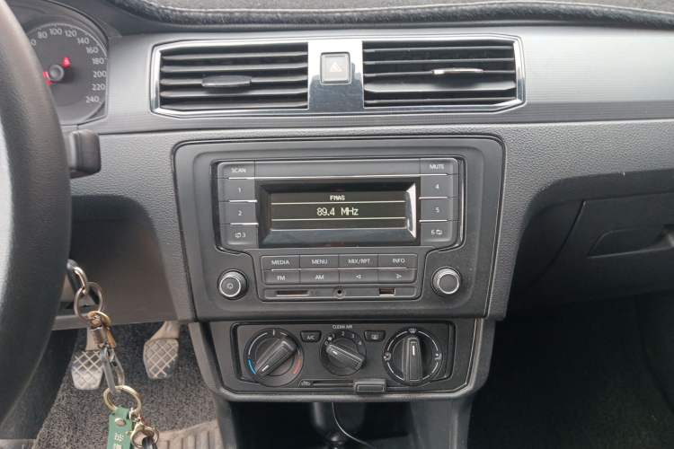 Used Volkswagen Santana 2021 1.5L Manual Fashion Edition Audio And AC Panel