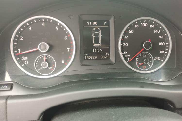 Used Volkswagen Tiguan 2016 300TSI Automatic Two-Wheel Drive Comfort Edition Odometer Close Up