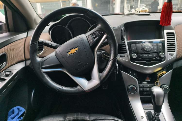 Used Chevrolet Cruze 2013 Hatchback 1.6L Automatic Luxury Model Steering Wheel