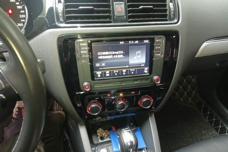 Used Volkswagen Sagitar 2017 230TSI Automatic Comfort Version Audio And AC Panel