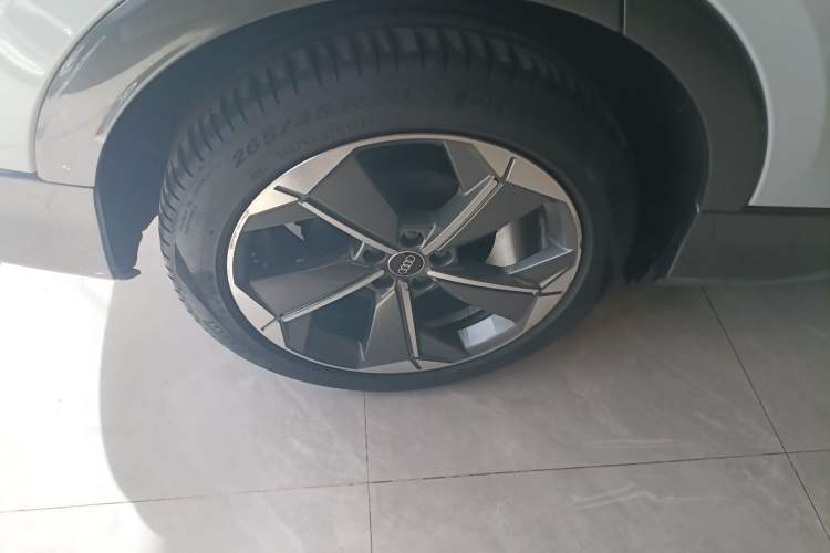 Used Audi Q5 e-tron 2022 40 e-tron Starry Edition Luxury Package Right Rear Wheel Hub