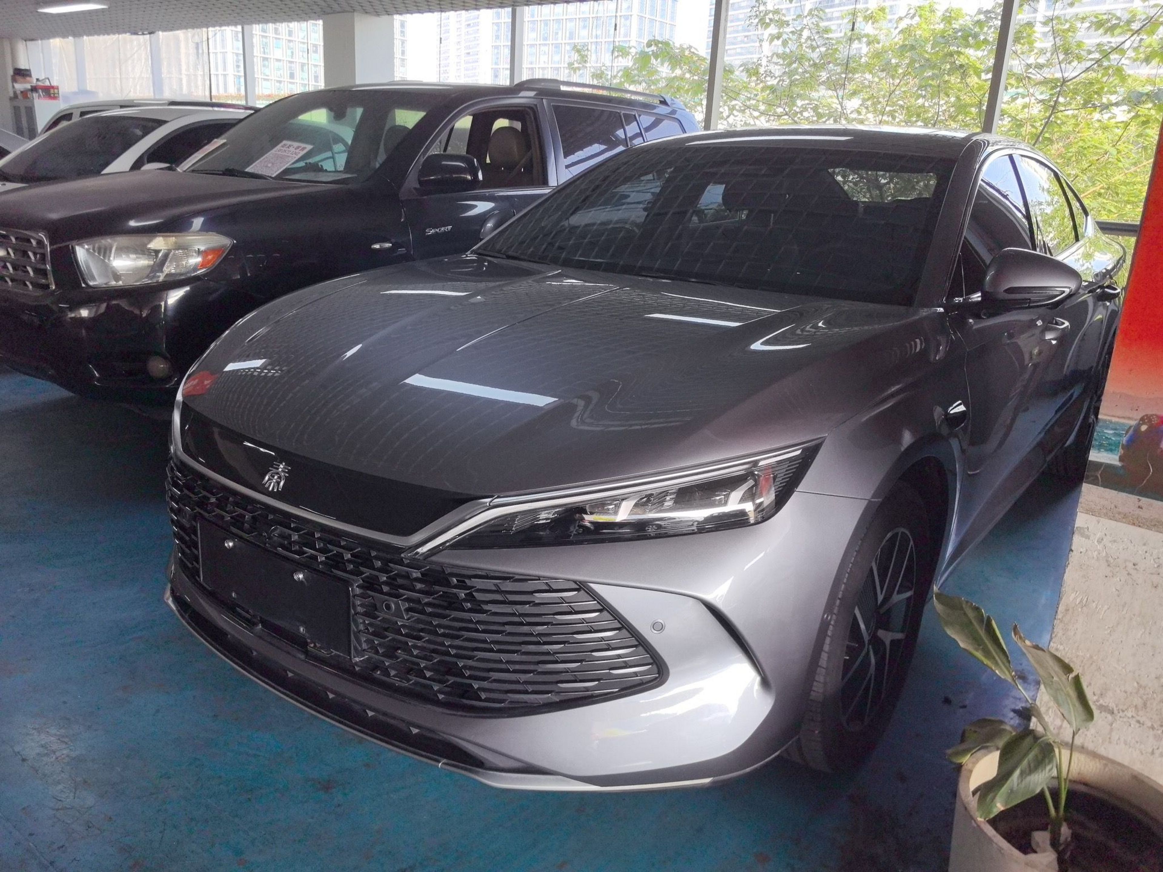 Под передней частью автомобиля