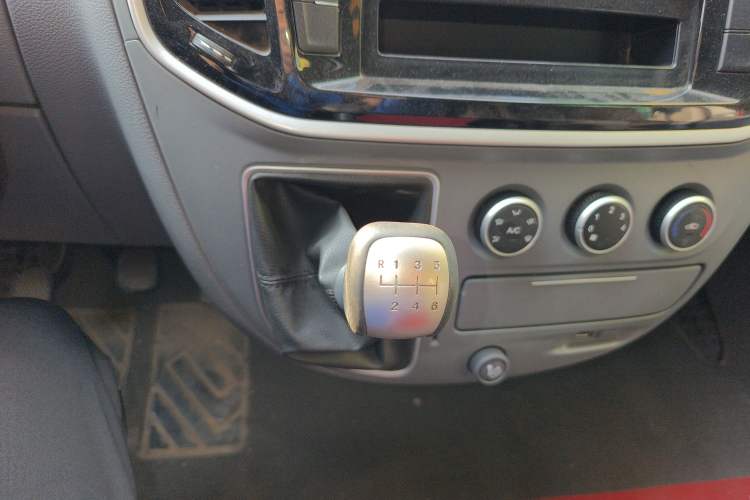 Used SAIC MAXUS Xintu V80 2019 2.5T Classic Edition 6-Speed Manual – Aoyuntong Modified Version Short Wheelbase Mid-Height Roof 5/6 Seats Gear Lever