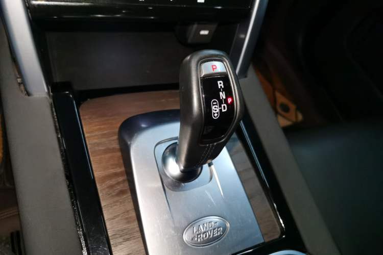 Used Land Rover Discovery Sport 2021 249 PS R-Dynamic S Performance Edition Gear Lever