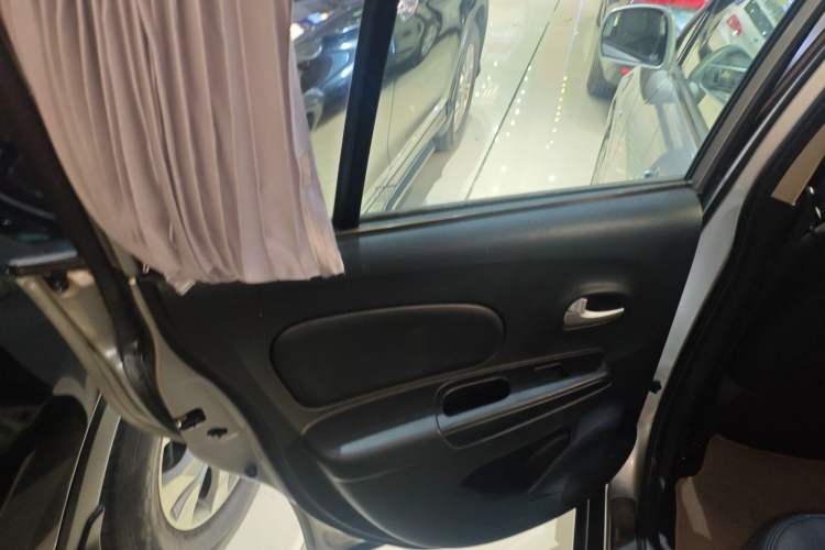 Used Venucia R50 2015 1.6L Automatic Fashion Edition
