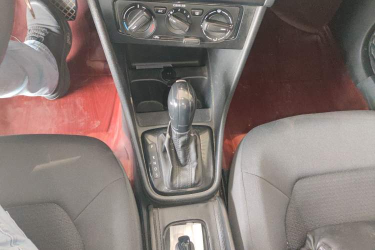 Used Volkswagen Santana 2015 1.6L Automatic Fashion Edition Gear Lever