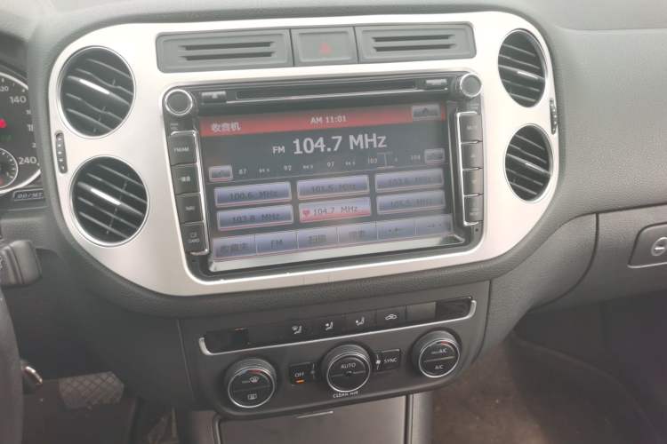 Used Volkswagen Tiguan 2016 300TSI Automatic Two-Wheel Drive Comfort Edition Audio And AC Panel