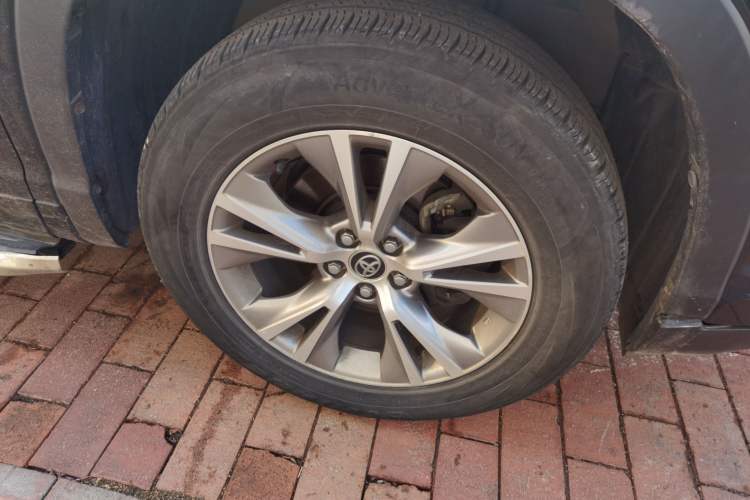 Used Toyota Highlander 2018 2.0T Two-Wheel Drive Elite Edition 7 Seats Emission Standard China V Right Front Wheel Hub