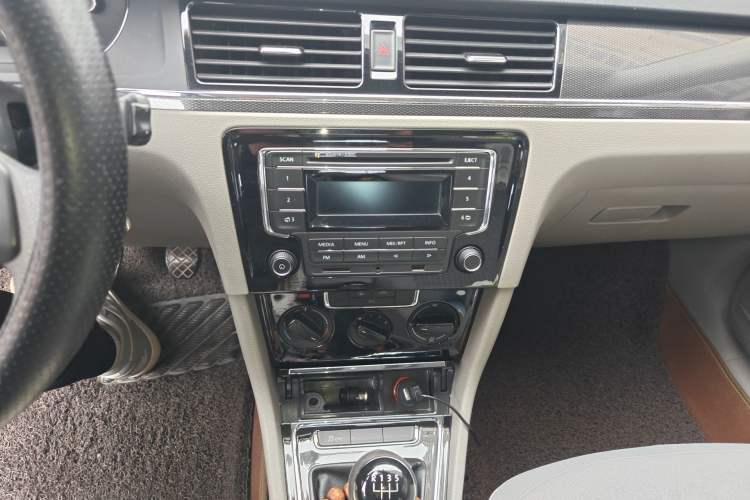 Used Volkswagen Bora 2013 1.6L Manual Fashion Edition
