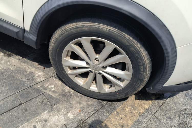 Used Nissan Qashqai 2016 2.0L CVT Elite Edition Right Front Wheel Hub