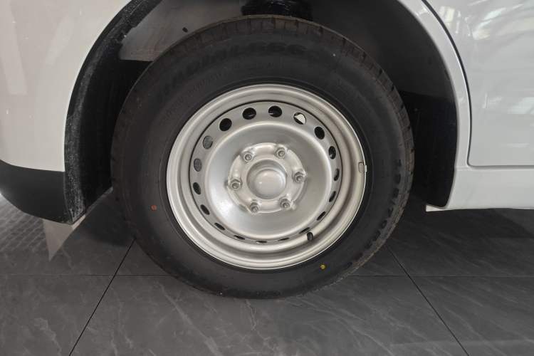 Used Wuling Yangguang 2025 Model 310KM Bus Edition—Customized by CATL Left Front Wheel Hub