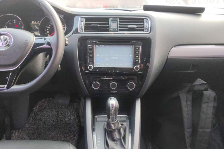 Used Volkswagen Sagitar 2016 230TSI 25th Anniversary Edition Audio And AC Panel