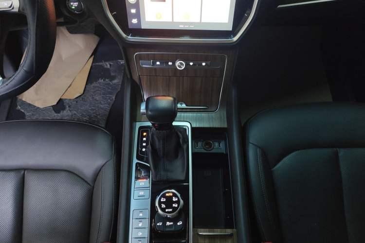 Used Roewe RX8 2018 30T Smart Connectivity All-Wheel Drive Supreme Edition