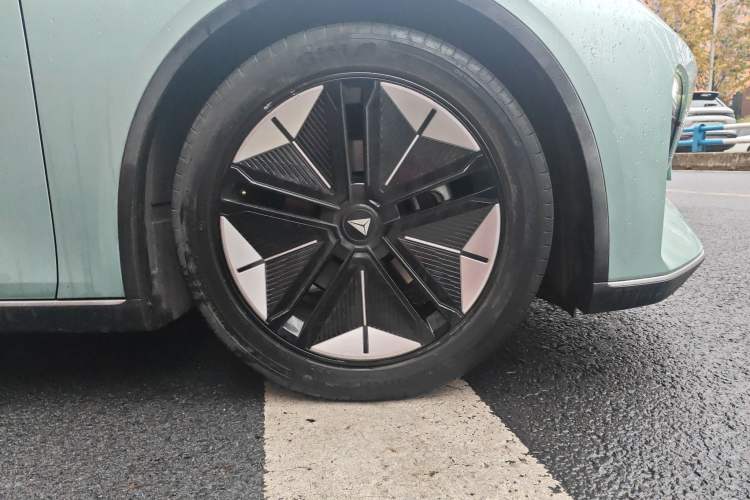 Used Deepal SL03 2022 1.5L 1200 Extended-Range Version Right Front Wheel Hub