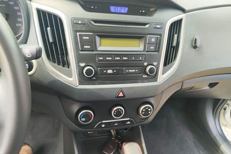 Used Hyundai ix25 2015 1.6L Automatic Two-Wheel Drive Smart GLS Trim Audio And AC Panel