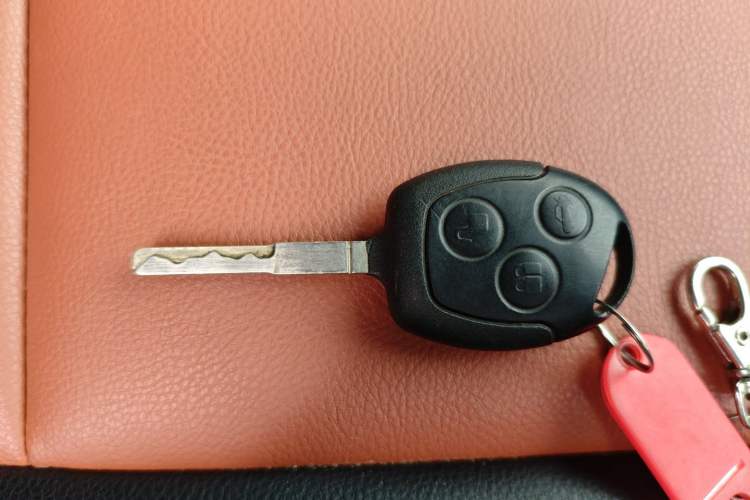 Used Ford Transit 2019 2.0T Diesel Multi-Purpose Commercial Vehicle Mid-Drive Mid-Roof 6-Seater China VI Standard
