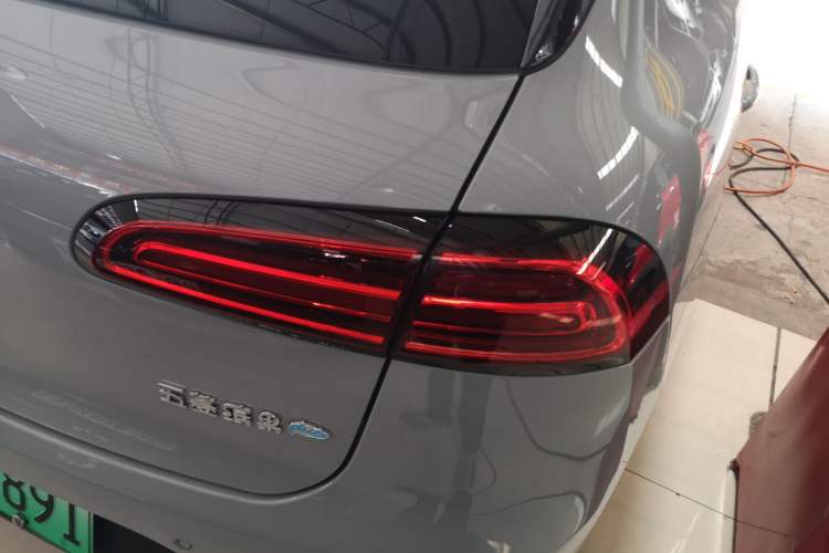 Used Wuling Bingo PLUS 2024 401 km Range 5-Seater Version Right Rear Taillight