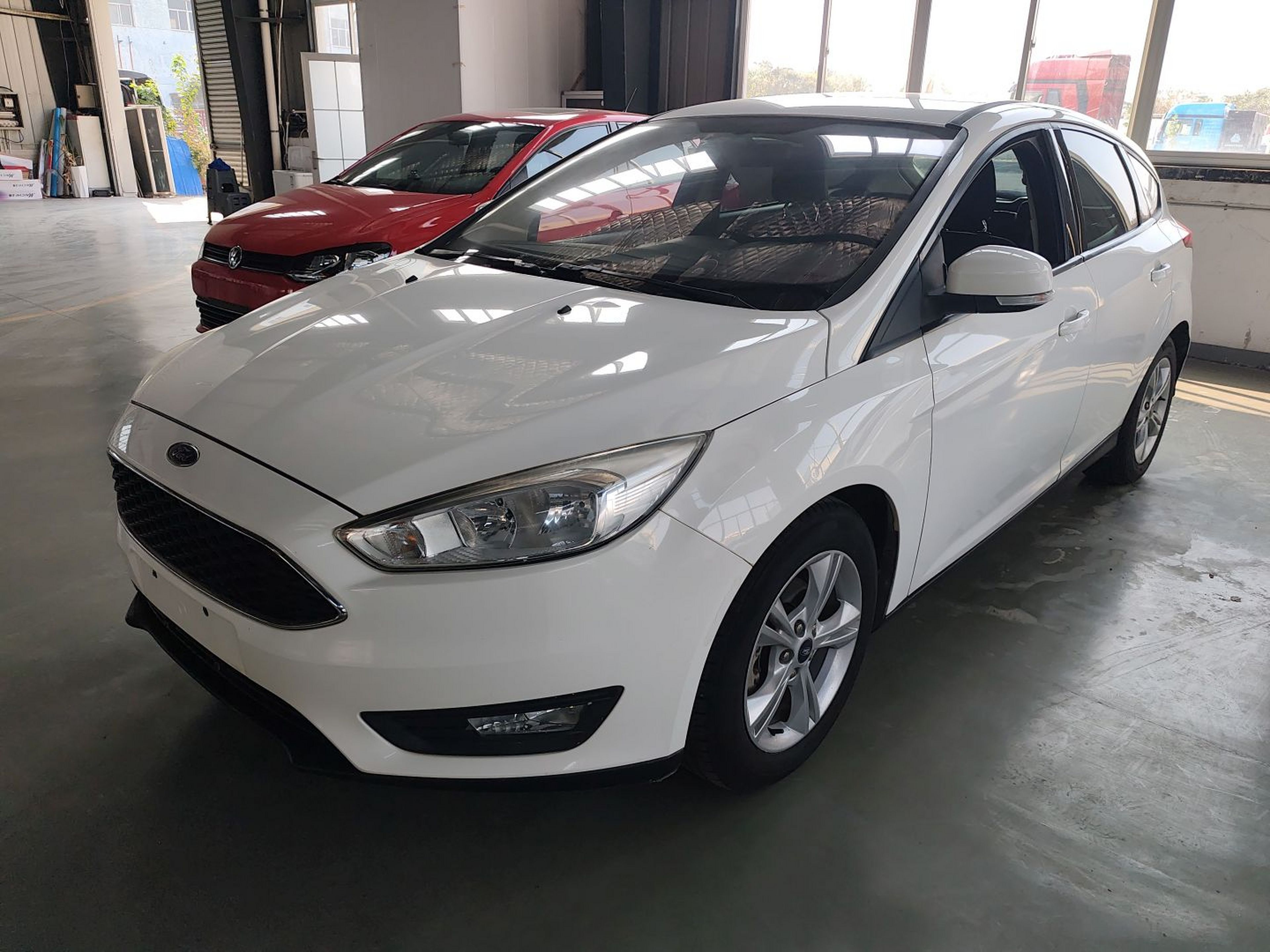 تحت مقدمة السيارة