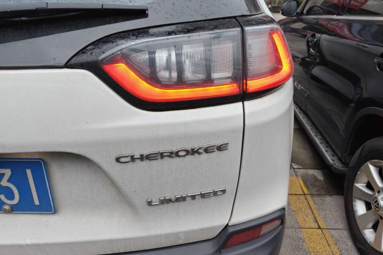 Used Jeep Cherokee 2019 2.0T Two-Wheel Drive Smart Enjoyment Version China V Right Rear Taillight