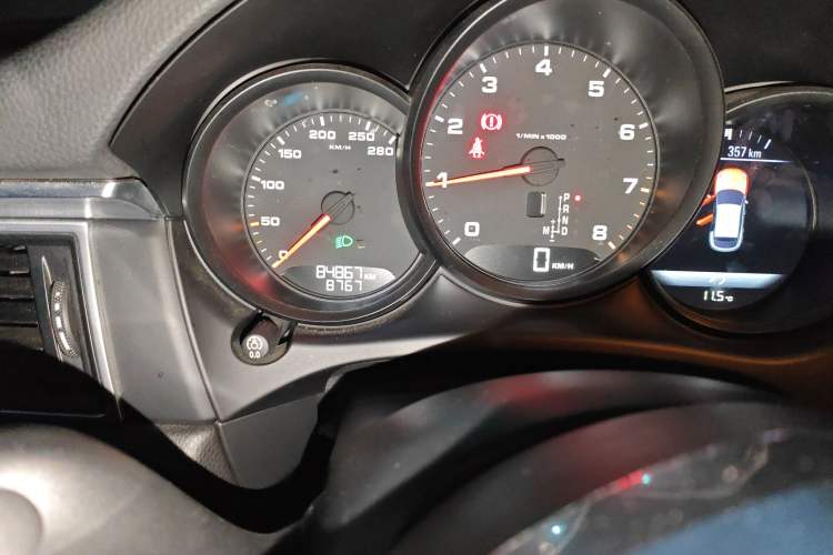 Used Porsche Macan 2014 Macan 2.0T Odometer Close Up