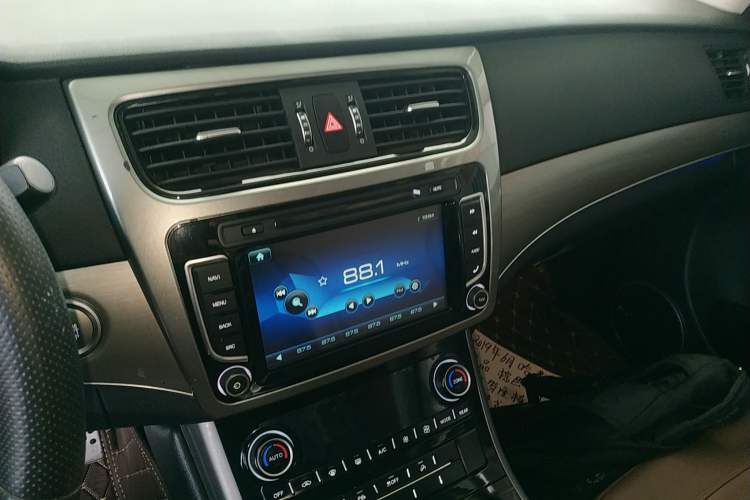 Used Haval H8 2017 2.0T Gasoline Two-Wheel Drive Smart Edition
