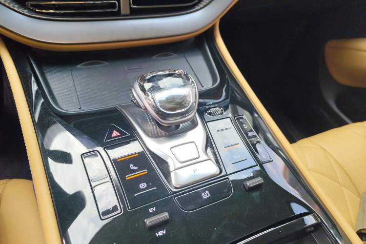 Used Denza D9 2024 DM-i 1050 Luxury Model