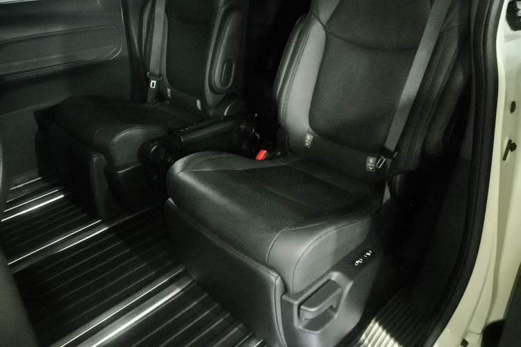 Used Toyota SIENNA 2023 2.5L Hybrid Deluxe Edition Left Rear Seat