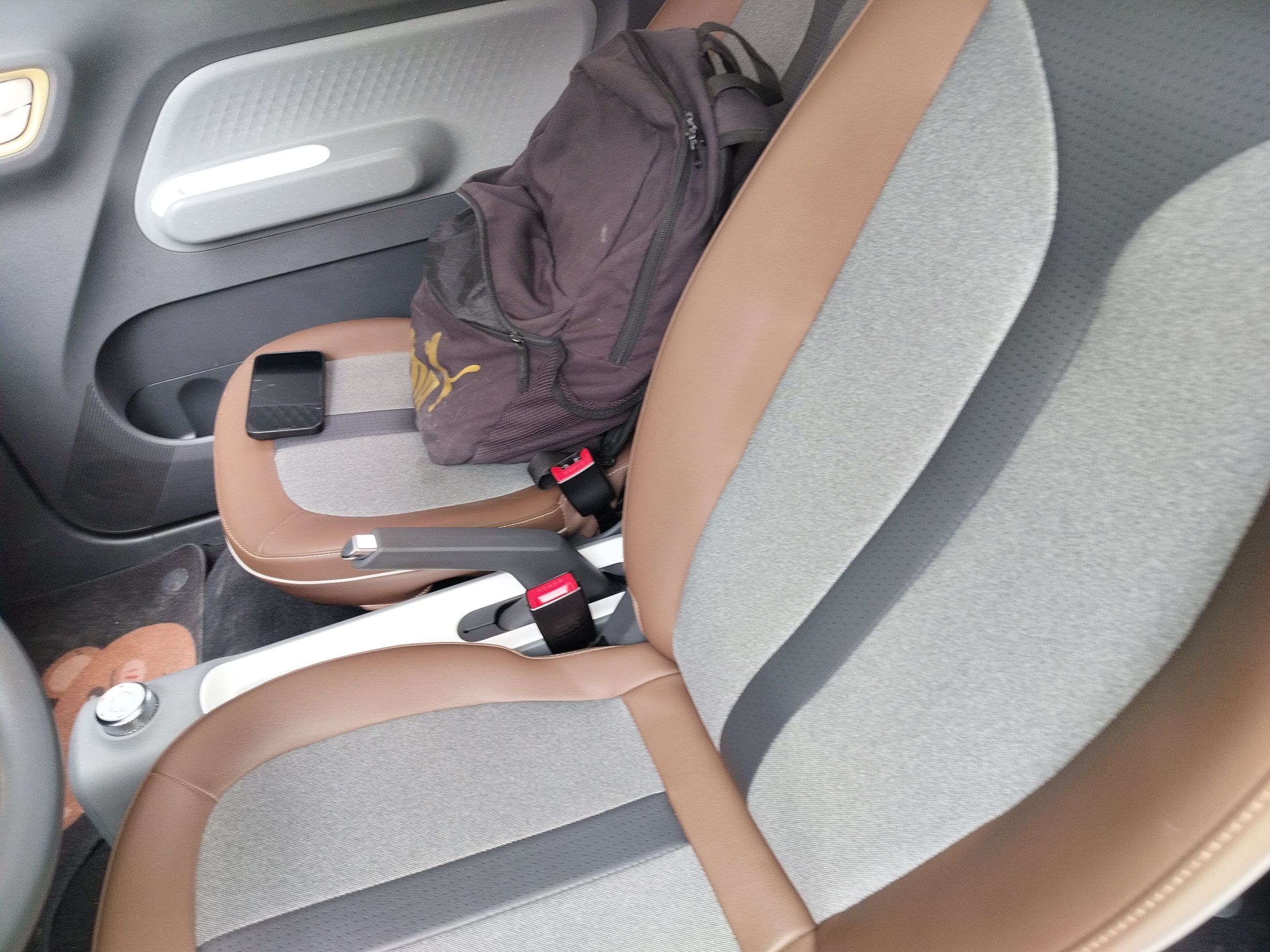 Переднее сиденье в автомобиле