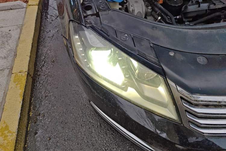 Used Volkswagen Magotan 2013 2.0 TSI Prestige Model Right Front Headlight