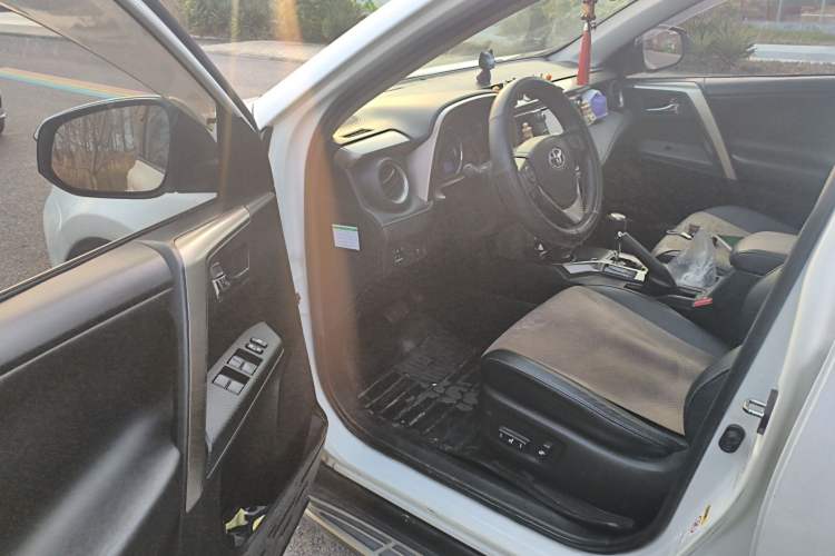 Used Toyota RAV4 2013 2.0L CVT Four-Wheel Drive New Edition