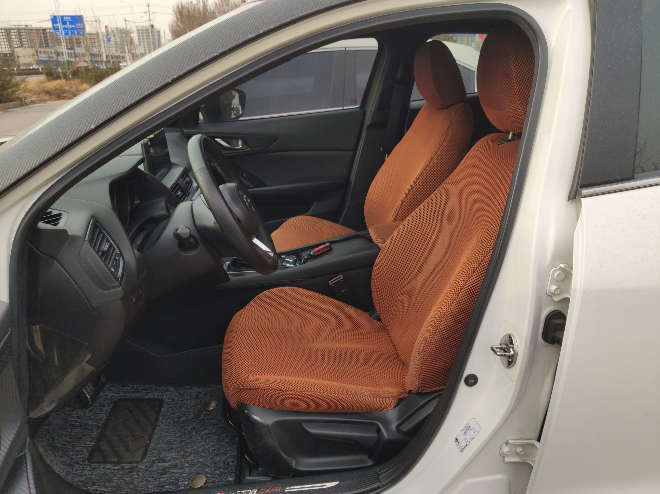 المقاعد الأمامية داخل السيارة