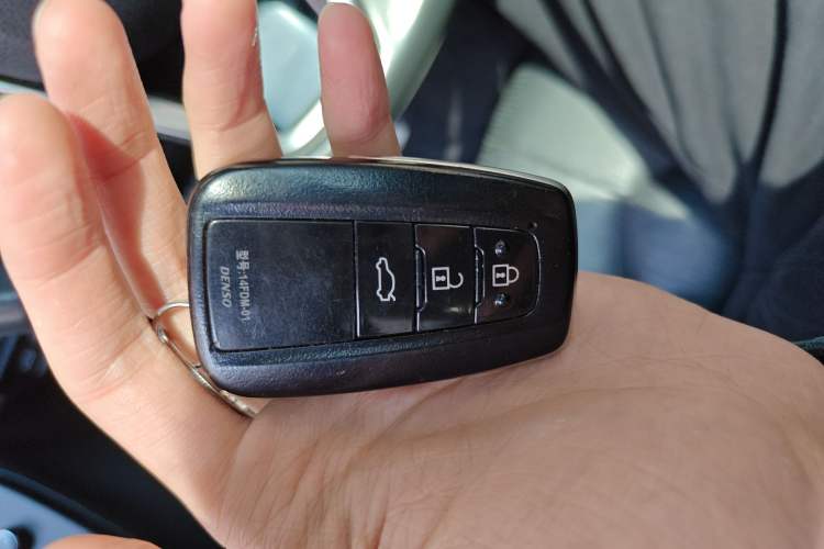 Used Toyota Avalon 2019 2.0L XLE Premium Edition China VI Vehicle Key