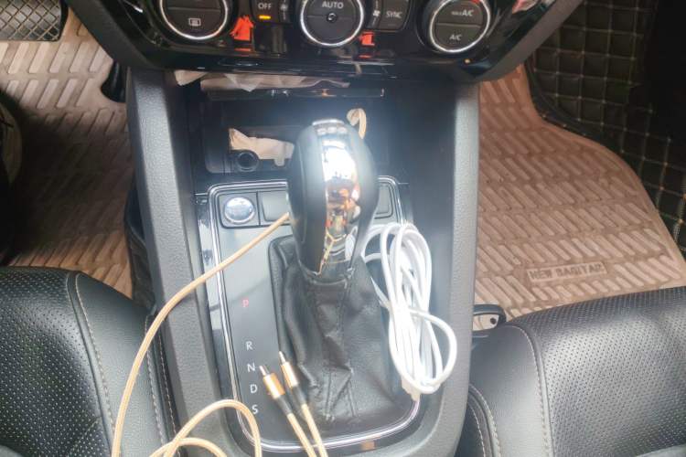 Used Volkswagen Sagitar 2015 230TSI Automatic Luxury Model Gear Lever