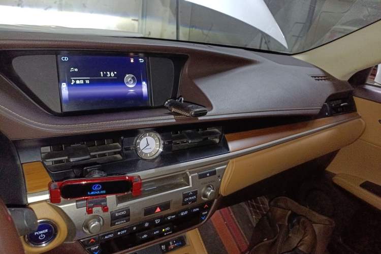 Used Lexus ES 2015 300h Luxury Edition
