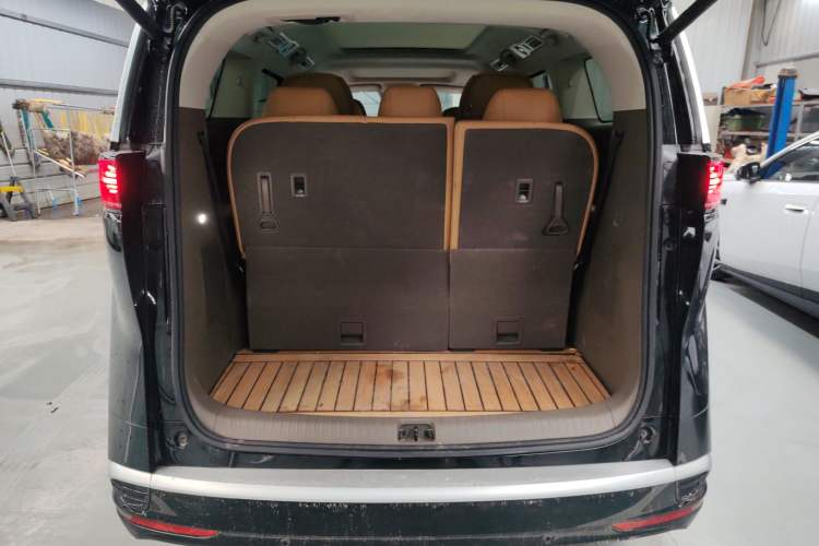 Used Denza D9 2024 EV 600 Four-Wheel-Drive Flagship Model
