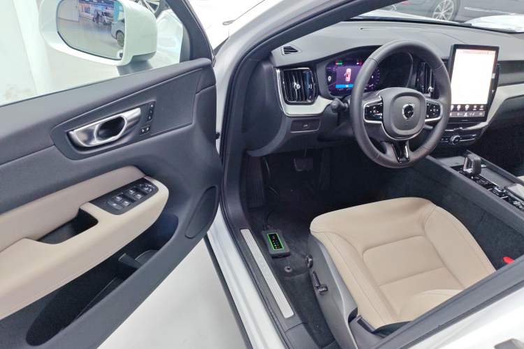 Used Volvo XC60 2026 B5 4x4 Smart Luxury Edition