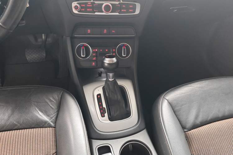 Used Audi Q3 2016 30 TFSI Fashion Model Gear Lever