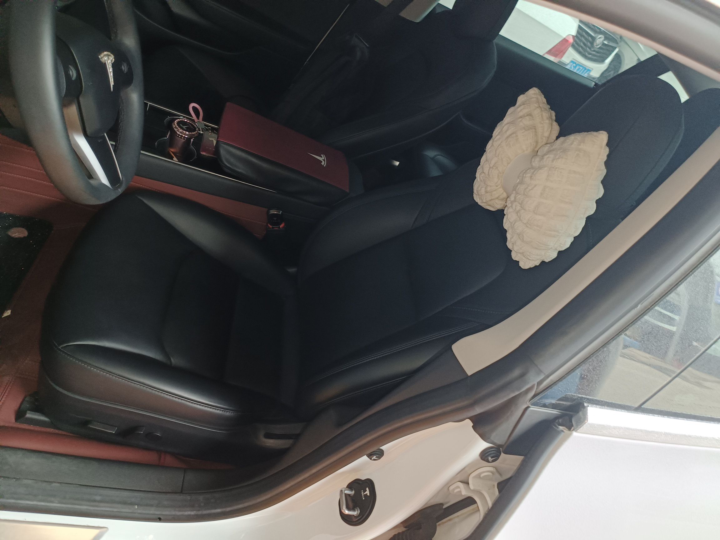 المقاعد الأمامية داخل السيارة